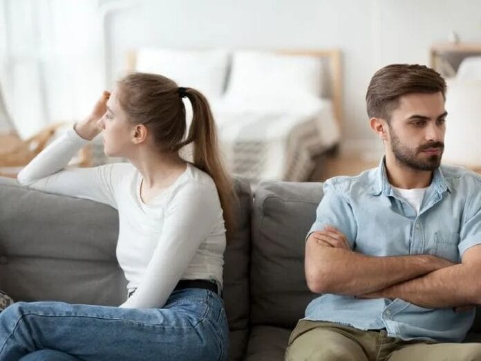 एआई सलाह: रिश्तों में दरार? तकनीक से घूमने-खाने की सलाह लेना उलझन