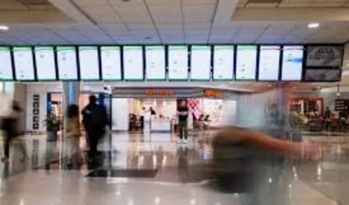 बैंक कार्ड धारकों को झटका: एयरपोर्ट लाउंज की मुफ्त सुविधा होगी बंद