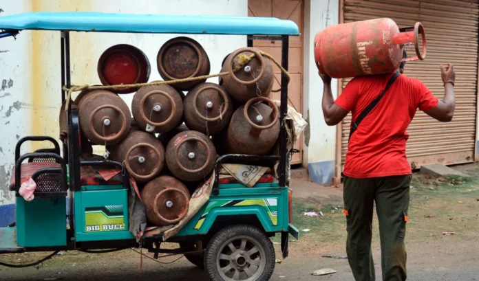 वाणिज्यिक LPG संकट: सरकार का एक्शन, आपूर्ति समीक्षा के लिए उच्च स्तरीय समिति