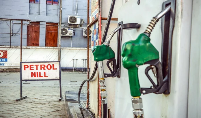 ईरान युद्ध के चलते भारत में बढ़ी महंगाई, प्रीमियम पेट्रोल और औद्योगिक डीजल के