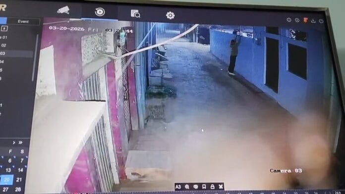 शिवपुरी में रात 3 बजे घर में घुसा चोर, सीसीटीवी में कैद हुई वारदात