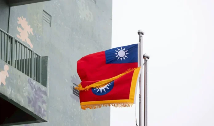 ताइवान जलडमरूमध्य में तनाव: 36 चीनी विमानों और 8 युद्धपोतों की घुसपैठ