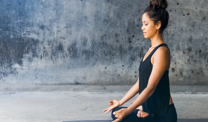 विपरीत करणी आसन: तनाव और बढ़ती उम्र को कम करने का योगासन