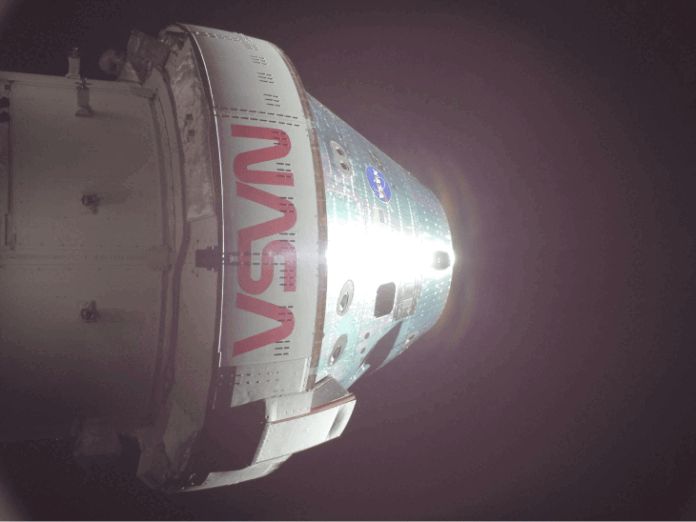 चांद से लौटे अंतरिक्ष यात्री: प्रशांत महासागर में लैंडिंग, 6 मिनट ब्लैकआउट