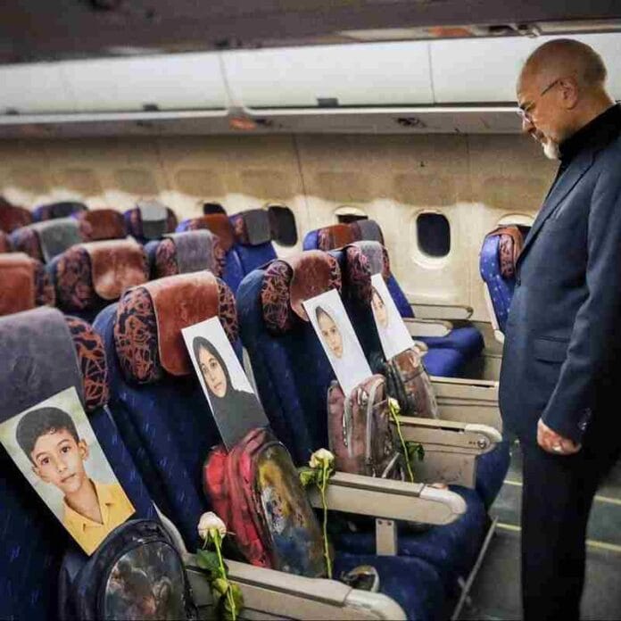 ईरान के स्पीकर का दर्द: मासूम बच्चों की तस्वीरें लेकर पाकिस्तान पहुंचे