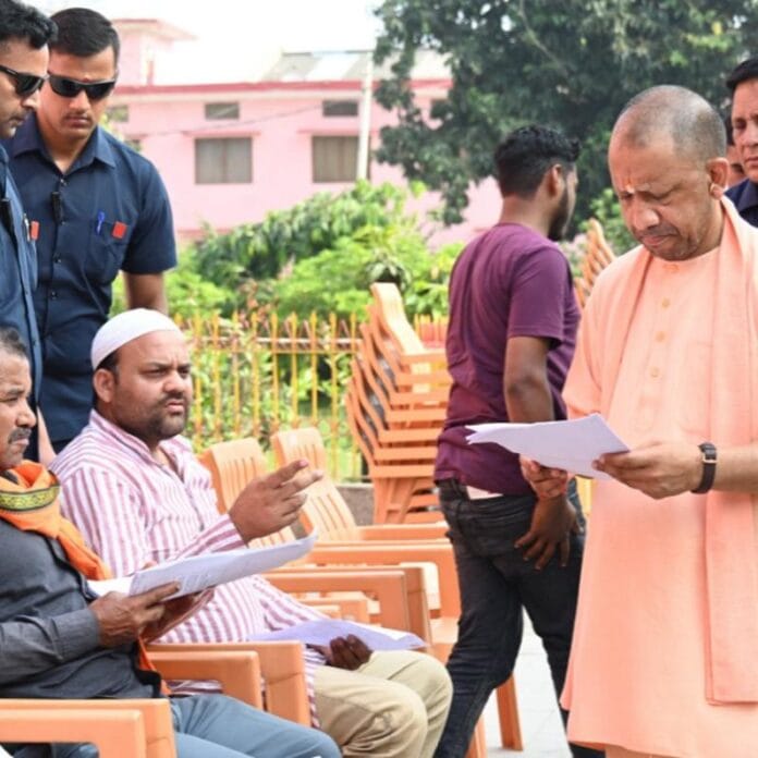 गोरखपुर में CM योगी का जनता दर्शन, 200 लोगों की सुनीं शिकायतें