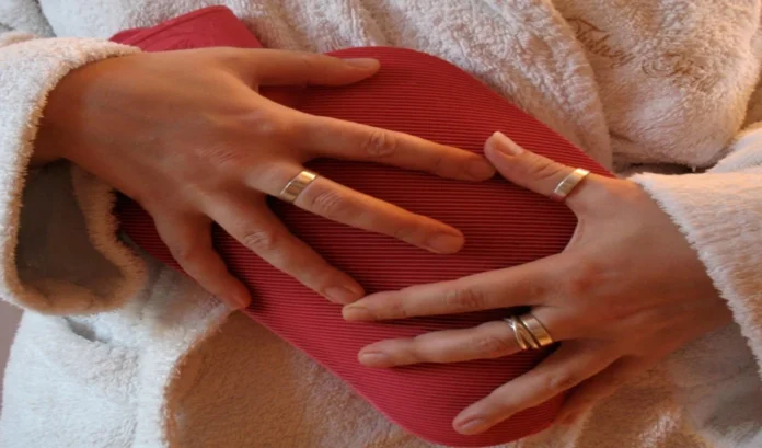 मासिक धर्म से पहले स्तन दर्द: सामान्य या कैंसर का संकेत? डॉक्टर की राय