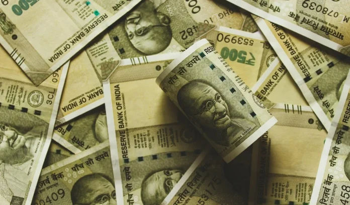 सरकारी कर्मचारियों को DA में 2% की बढ़ोतरी, PMGSY का विस्तार