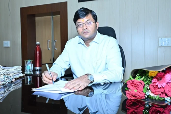 शिवपुरी: नए कलेक्टर अर्पित वर्मा ने संभाला पद, कामकाज का लिया जायजा