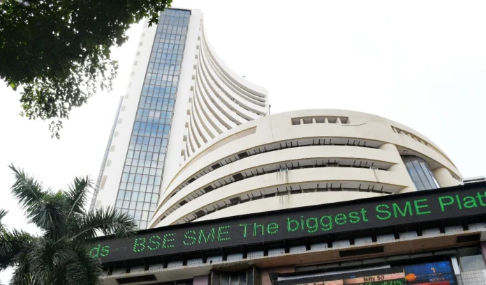 अमेरिकी-ईरानी तनाव से सहमे बाजार: सेंसेक्स 344 अंक फिसला, निफ्टी 24,100 के नीचे