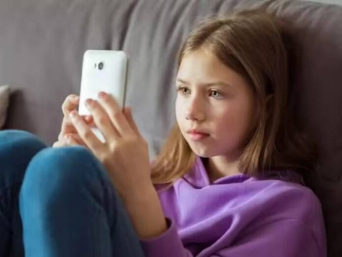 बच्चों की ऑनलाइन सुरक्षा में सेंध: सोशल मीडिया के दावे हवा हवाई?