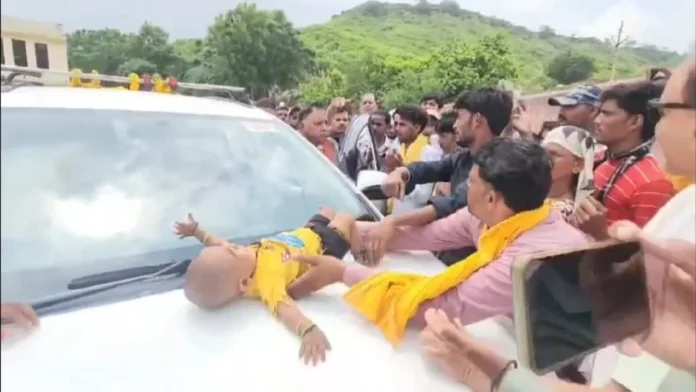विधायक की जनचौपाल में हंगामा, बच्चे को बोनट पर रख जताया विरोध – वीडियो वायरल